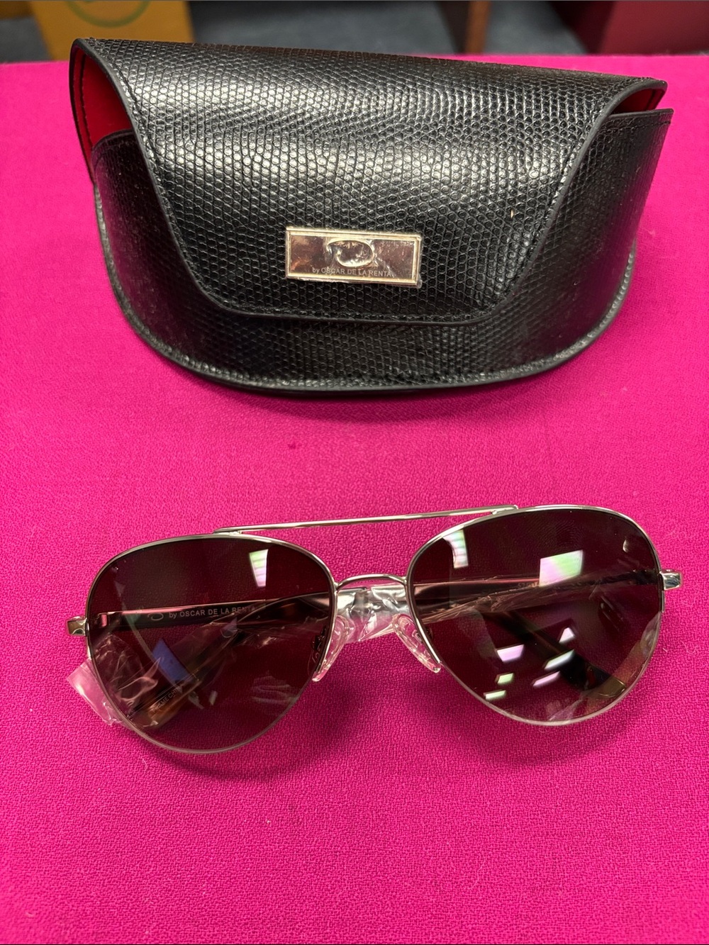 Oscar de la Renta Silver Metal Aviator Sunglasses with Black Case